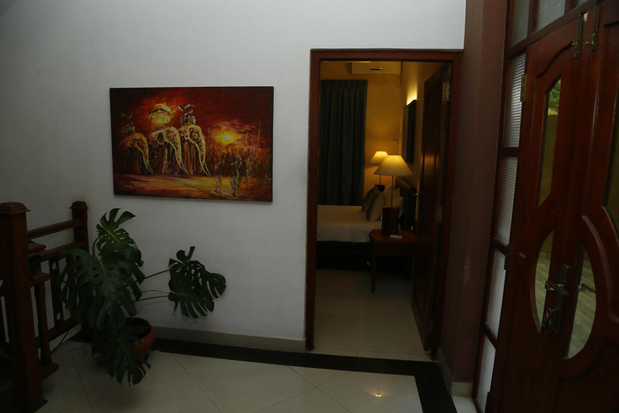 Crown Hills Kandy Inn Exterior photo